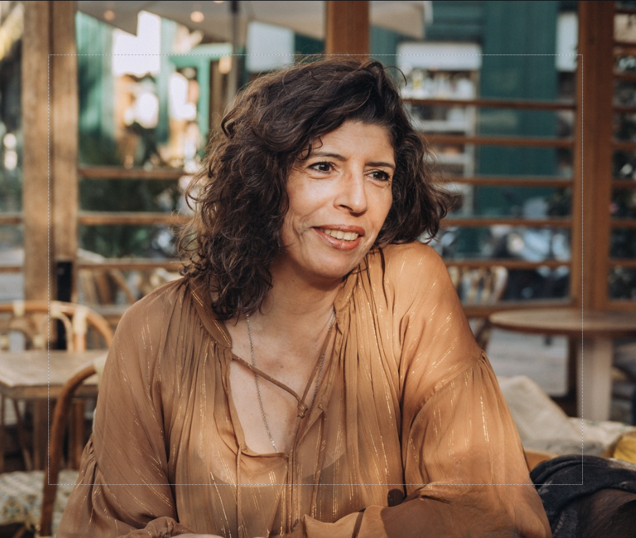 Retrato de Annette Simões, mentora de beleza integrativa