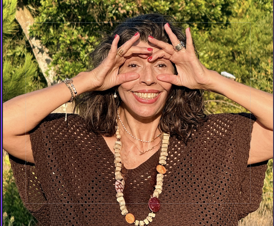 Annette Simões a praticar face yoga ao ar livre